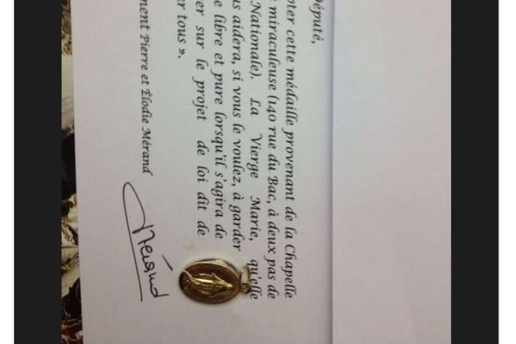 La médaille miraculeuse reçue par Razzy Hammadi - La chapelle a envoyé une médaille dorée de la Vierge au député socialiste Razzy Hammadi dans l'espoir qu'elle l'aide à faire le bon choix le jour du vote sur le mariage pour tous.  Le député a partagé de Seine-Saint-Denis a partagé cette lettre sur Twitter le 6 février 2013.