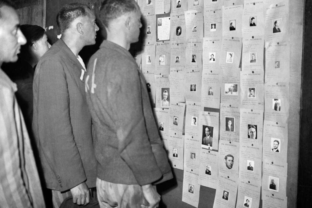 L'arrivée de déportés au Lutetia en 1945 - Photo prise en mai 1945 à l'hôtel Lutétia de prisonniers libérés consultant la liste des survivants de camps de déportés de la seconde guerre mondiale.