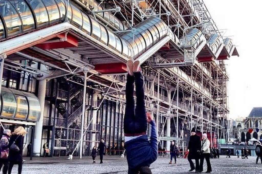 Au pied du Centre Pompidou -