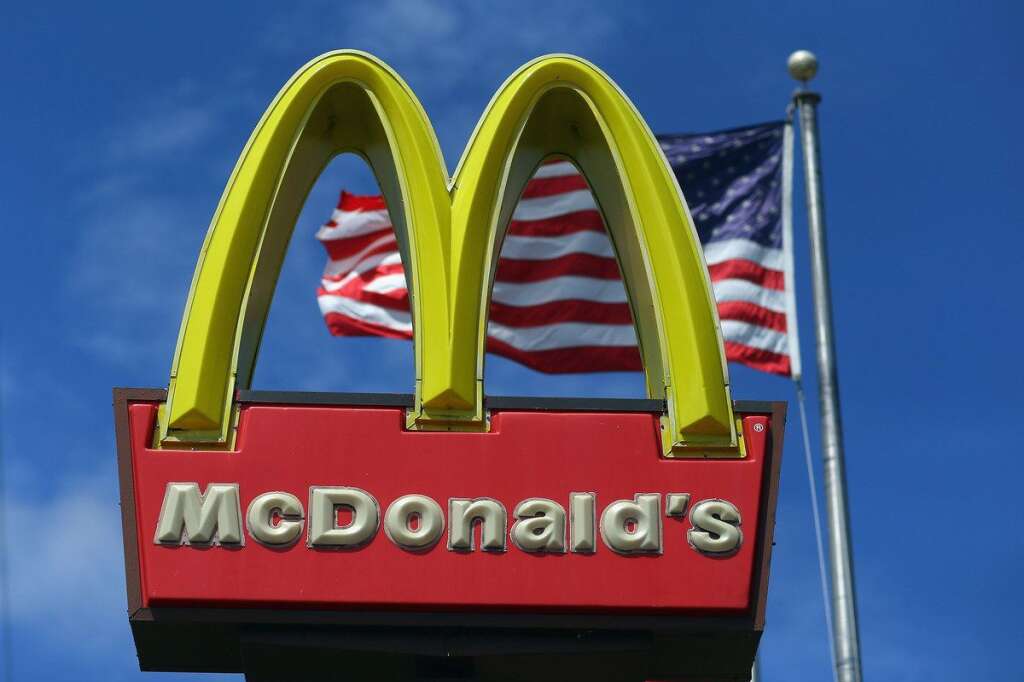 Ses ventes sont en berne - En août dernier, McDonald's a annoncé que ses ventes avaient reculé pour la première fois depuis 2003. Malgré des efforts pour augmenter ses recettes, notamment avec l’apparition de nouveaux menus, la chaine ne parvient pas à remonter la pente.