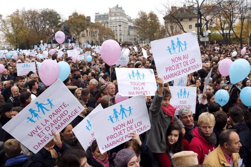 13 janvier 2013: La Manif pour tous fait le plein - 340.000 ou 800.000 personnes? Malgré la bataille de chiffres, le rassemblement parisien de La Manif pour tous est un succès. D'autant qu'aucun incident notable n'est à déplorer. Plusieurs partis politiques, dont l'UMP, sont venus grossir les rangs de l'événement conduit par Frigide Barjot. L'Elysée réaffirme sa détermination à aller au bout.  <strong>A RELIRE:</strong> <a href="http://www.huffingtonpost.fr/2013/01/13/mariage-gay-manif-pour-tous-13-janvier-succes-echec_n_2468619.html?utm_hp_ref=mariage-gay" target="_blank">La démonstration de force</a>