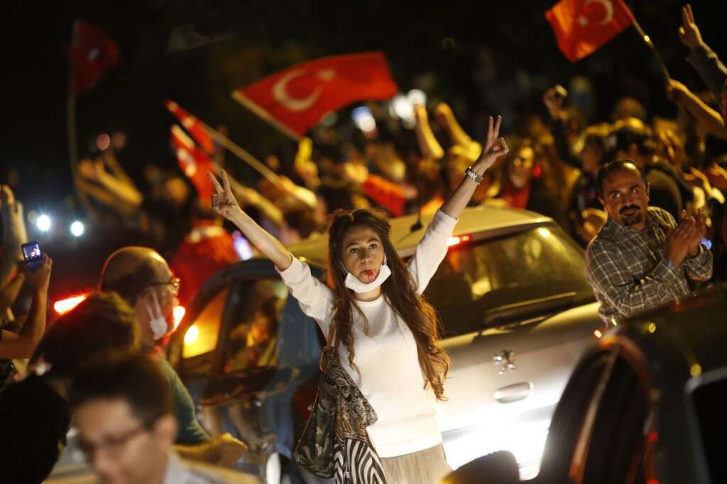 Manifestante à Ankara - La femme en rouge est devenue un leitmotiv pour la jeunesse féminine qui manifeste pacifiquement en Turquie.