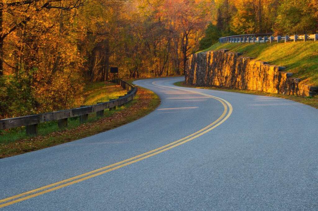 4. Blue Ridge Parkway, Caroline du Nord/Virginie - Haute perchée dans les montagnes appalachiennes, cette route fait depuis longtemps le délice des automobilistes, surtout à l'automne où les arbres déploient leurs splendides couleurs.