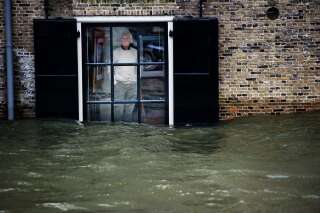 Sous l'eau - Un néerlandais regarde l'eau monter à travers sa fenêtre. D'immenses inondations ont touché le pays en janvier. Le quart du pays se trouve sous le niveau de la mer.