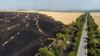 Une photo aérienne, prise le 8 juillet 2022, d'un champ en partie brûlé dans la région de Siversk, dans le Donbass à l'est de l'Ukraine.