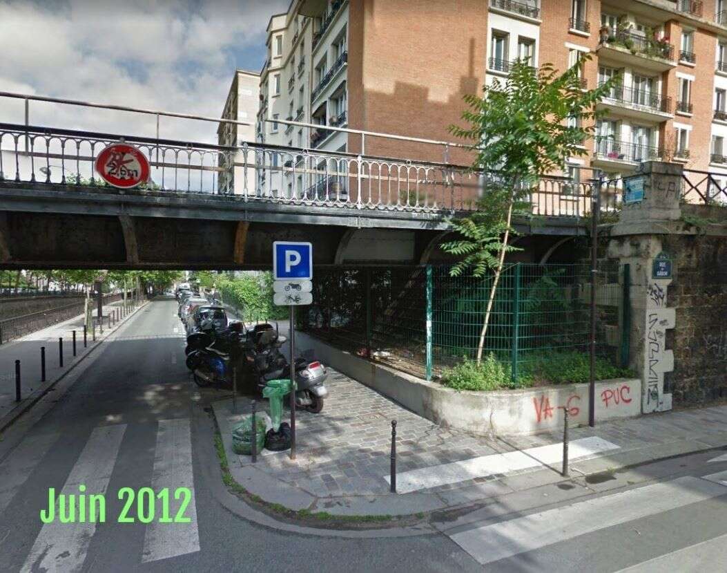 Au croisement entre l'avenue de Saint-Mandé et la rue du Gabon, dans le 12e arrondissement de Paris.
