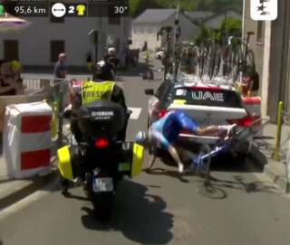 Durant la 18e étape entre Lourdes et Hautacam, deux coureurs ont vécu une chute pratiquement au même moment.