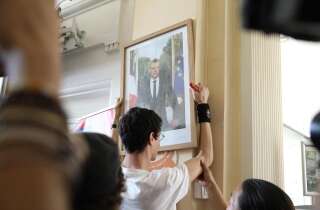 Des manifestants ont décroché le portrait officiel du président Emmanuel Macron de la mairie du XIXe arrondissement