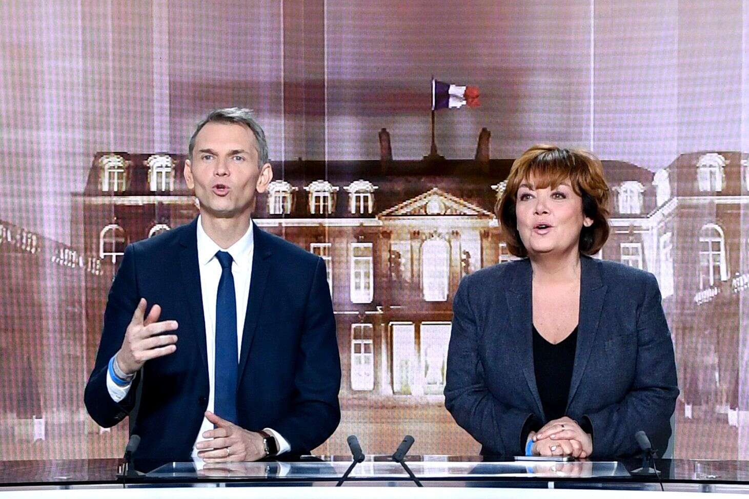 Christophe Jakubyszyn et Nathalie Saint-Cricq sur le plateau du débat d'entre-deux-tours, le 2 mai.