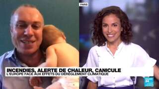 François Gemenne en direct sur France 24, avec son enfant endormi dans les bras.
