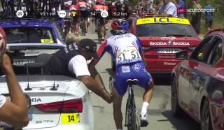 Très tôt en début d'étape, Thibaut Pinot a eu recours au médecin du Tour de France. Mais le bandage n'a pas suffi à lui permettre de poursuivre la course.