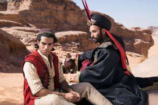 Mena Massoud aux côtés de l'acteur Marwan Kenzari, alias Jafar dans la nouvelle adaptation des Studios Disney.