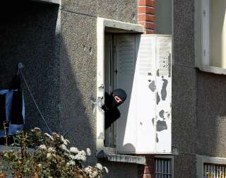 Un policier dans l'appartement de Mohamed Merah le 23 mars 2012, après la mort du tueur sous les balles des forces de l'ordre.