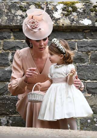 La duchesse de Cambridge, Kate Middleton, et sa fille Charlotte au mariage de Pippa Middleton, le 20 mai.