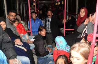 Des familles syriennes des quartiers Est d'Alep sont évacuées en bus vers le quartier kurde de Cheikh Maqsoud, le 27 novembre 2016.