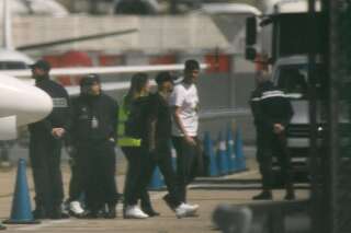 Neymar à sa sortie d'avion sur le tarmac de l'aéroport du Bourget, près de Paris, le 4 mai.