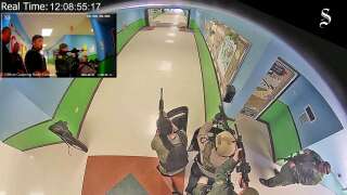 Plusieurs médias locaux du Texas ont dévoilé les images de l'intervention des forces de l'ordre au cours de la tuerie perpétrée dans un école d'Uvalde, fin mai. Une vidéo accablante pour les autorités.