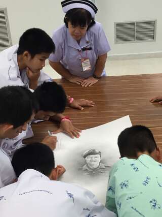 Les enfants secourus dans une grotte en Thaïlande écrivent des messages autour du portrait de Saman Kunan, le 14 juillet.