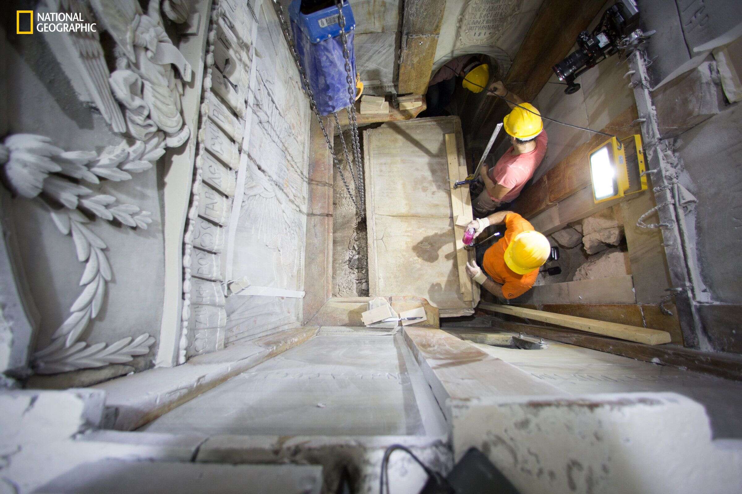 Les scientifiques retirent la plaque de marbre qui scelle le tombeau.