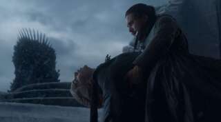 Daenerys quitte le monde dans les bras de l'homme qu'elle a tant aimé.