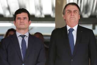Sur cette photo, publiée par le service de presse du président, Jair Bolsonaro, à droite, et son ministre de la justice, Sergio Moro, assistent à une cérémonie militaire à Brasilia le 11 juin.