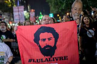 Un partisan de l’ancien président Luis Inacio Lula da Silva tient un drapeau réclamant sa libération pendant la grève nationale initiée par les syndicats et les étudiants contre la réforme des retraites de l’actuel président Jair Bolsonaro, à Rio de Janeiro, le 14 juin 2019.