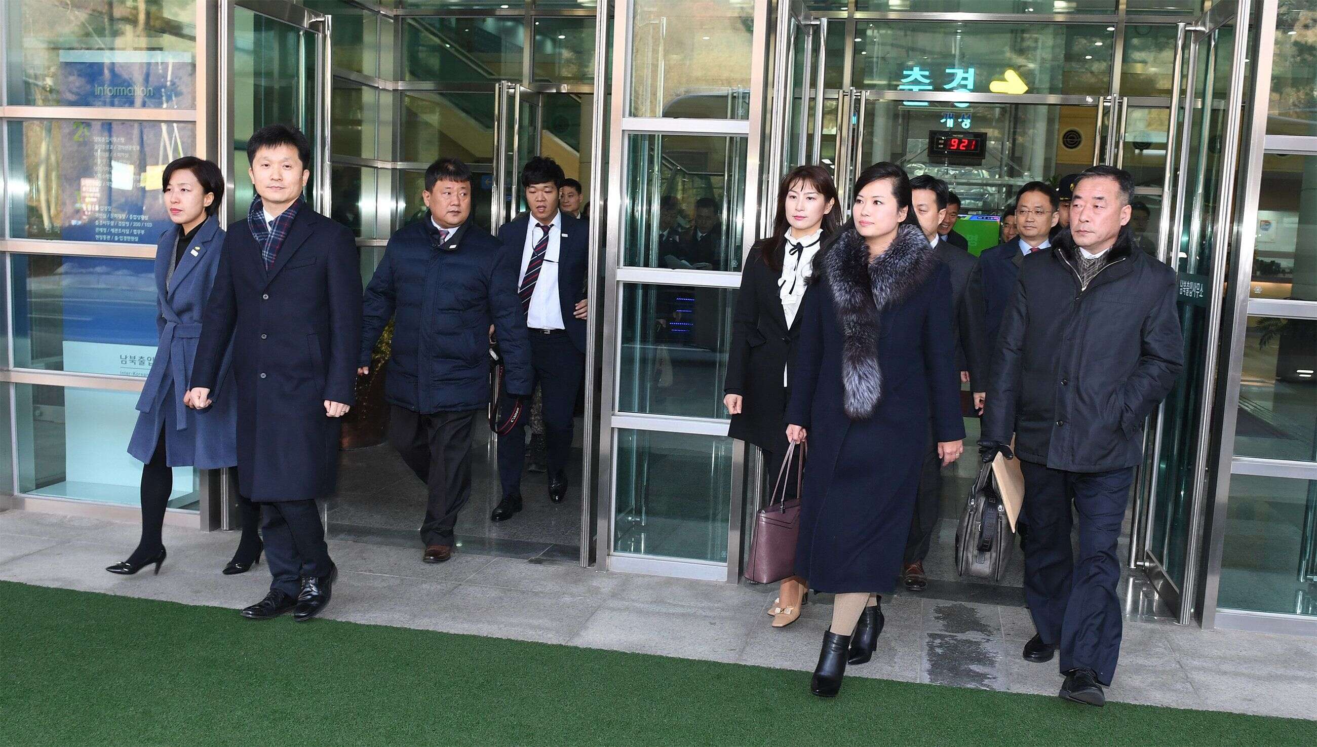Hyon Song-Wol et la délégation nord-coréenne arrivent au bureau de transit entre les deux Corées, près de la zone démilitarisée, le 21 janvier.
