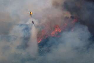 En Espagne, alors qu'une canicule s'abat sur l'Europe, d'importants incendies font des ravages. La France n'échappe pas au phénomène, notamment dans l'Aveyron et le Var (photo prise le 15 juin dans le massif de Leyre, au nord-est de l'Espagne).