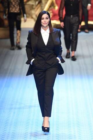 Monica Bellucci défile pour Dolce & Gabbana lors de la Fashion Week de Milan, le 16 juin.