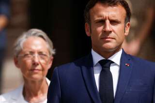 Élisabeth Borne et Emmanuel Macron, ici assistant à une cérémonie marquant le 82e anniversaire de l'appel à la résistance du général de Gaulle du 18 juin 1940, au mémorial du Mont Valérien à Suresnes, le 18 juin 2022.