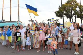Des familles de réfugiés ukrainiens manifestant pour la paix lors du 75e Festival de Cannes, le 28 mai 2022.
