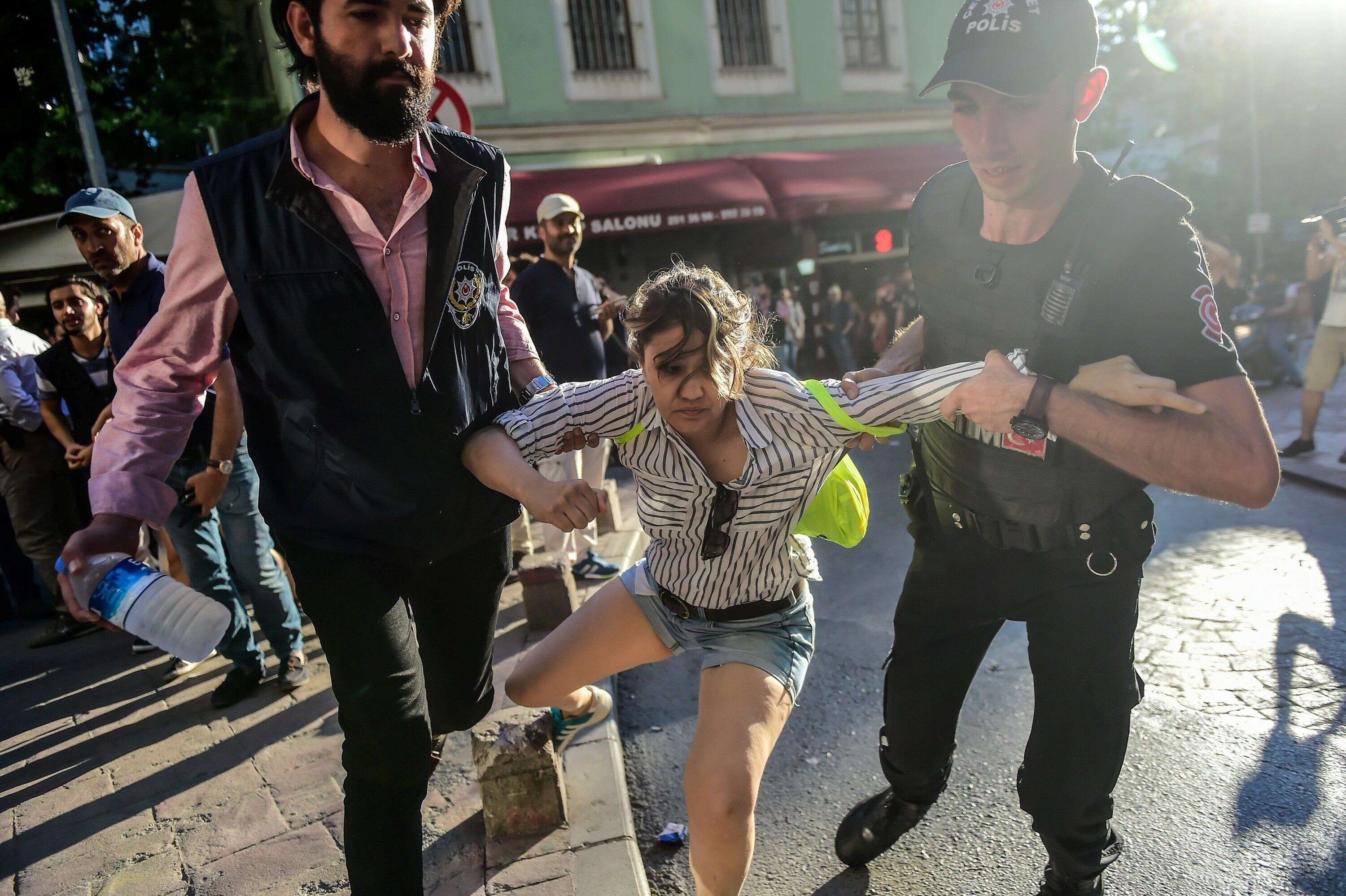 Des policiers anti-émeutes turcs bloquent l'accès à l'avenue Istikjlal aux marcheurs de la Gay Pride, le 25 juin à Istanbul.