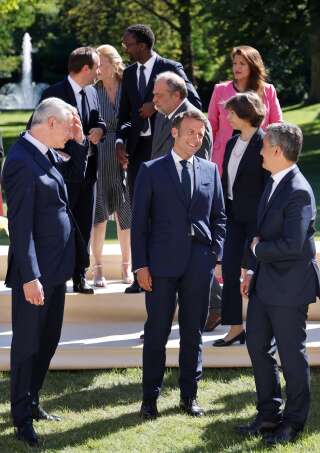 Emmanuel Macron entouré de Bruno Le Maire et Gérald Darmanin le jour de la photo du gouvernement Borne 2, le 4 juillet 2022.