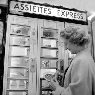 Distributeur automatique de repas-express. Paris, octobre 1956.