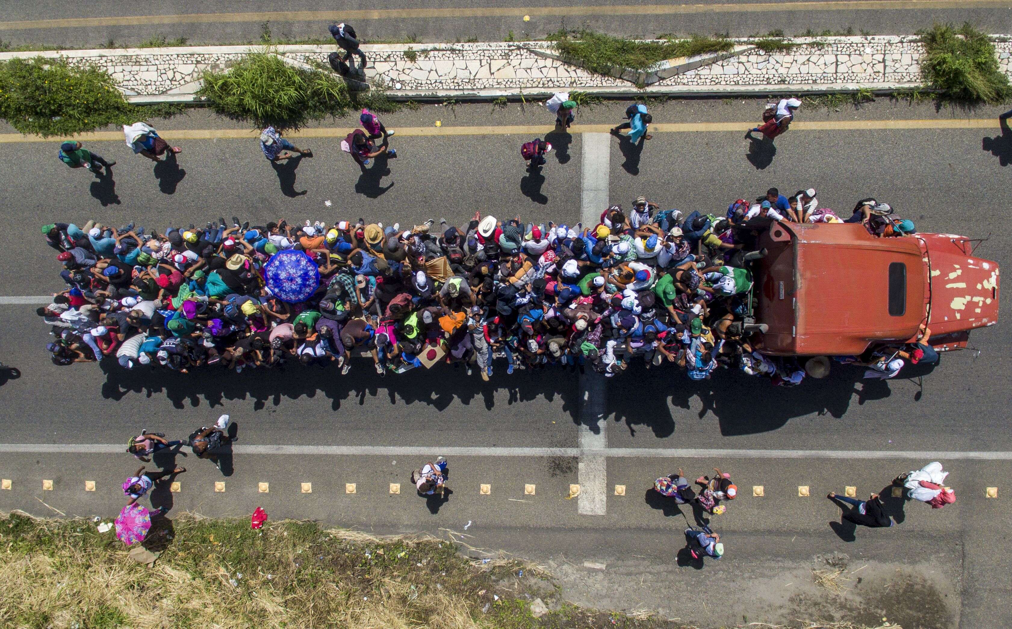 22 octobre - Des migrants honduriens à bord d'un camion  prennent part à la caravane se dirigeant vers les États-Unis, dans la banlieue de Tapachula, en route pour Huixtla, dans l'État du Chiapas, au Mexique.