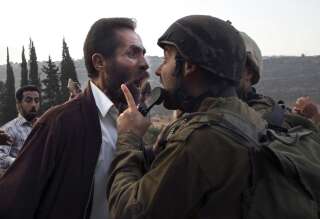 15 octobre - Un homme palestinien se disputant avec un soldat israélien lors d'affrontements au sujet d'un ordre israélien visant à fermer une école palestinienne dans la ville de Sawiyah, au sud de Naplouse, en Cisjordanie occupée.