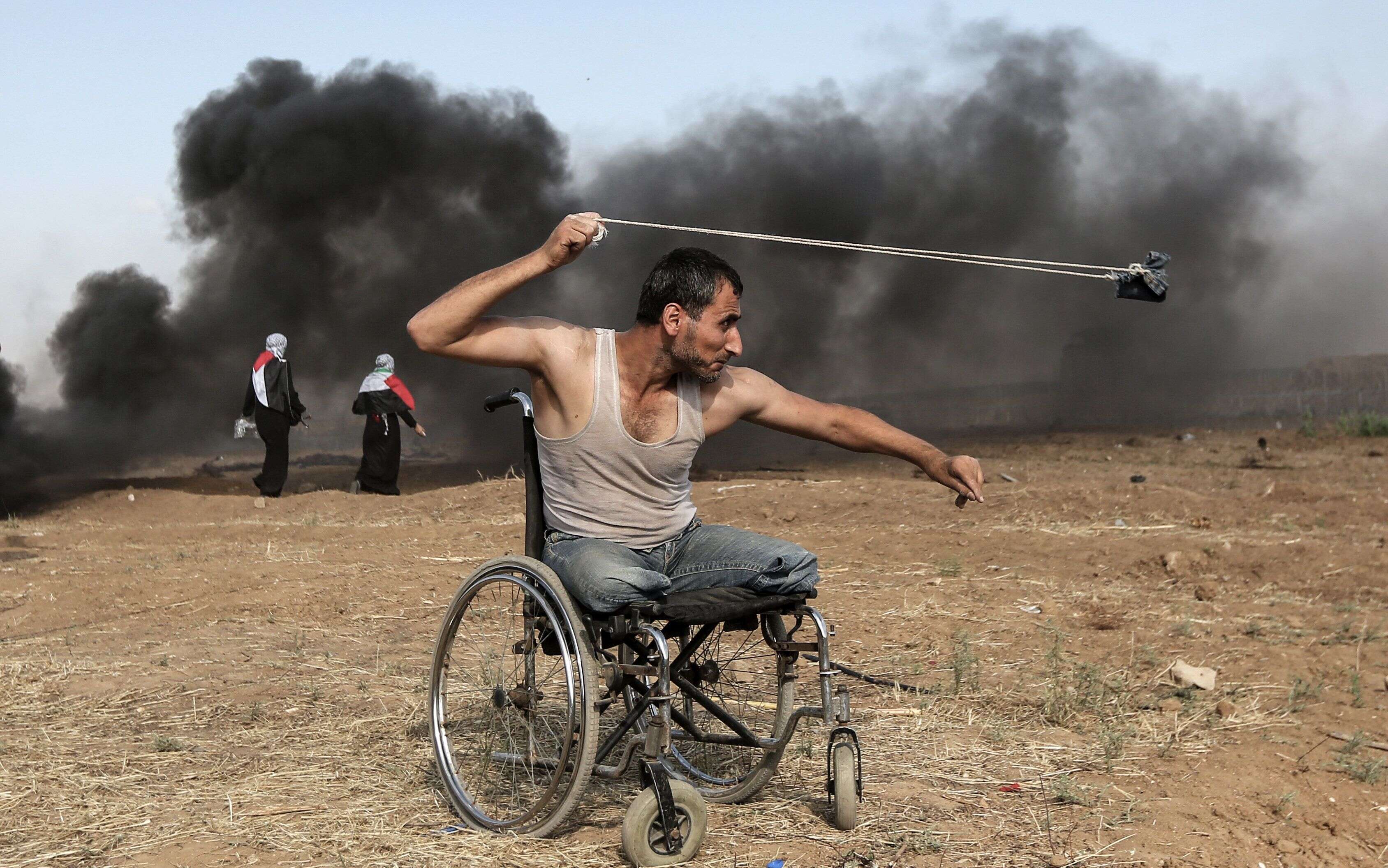 11 mai - Un Palestinien de 29 ans, Saber al-Ashkar, lançant des pierres lors d'affrontements avec les forces israéliennes le long de la frontière avec la bande de Gaza, à l'est de la ville de Gaza, alors que les Palestiniens manifestent pour le droit de retourner dans leur patrie historique.