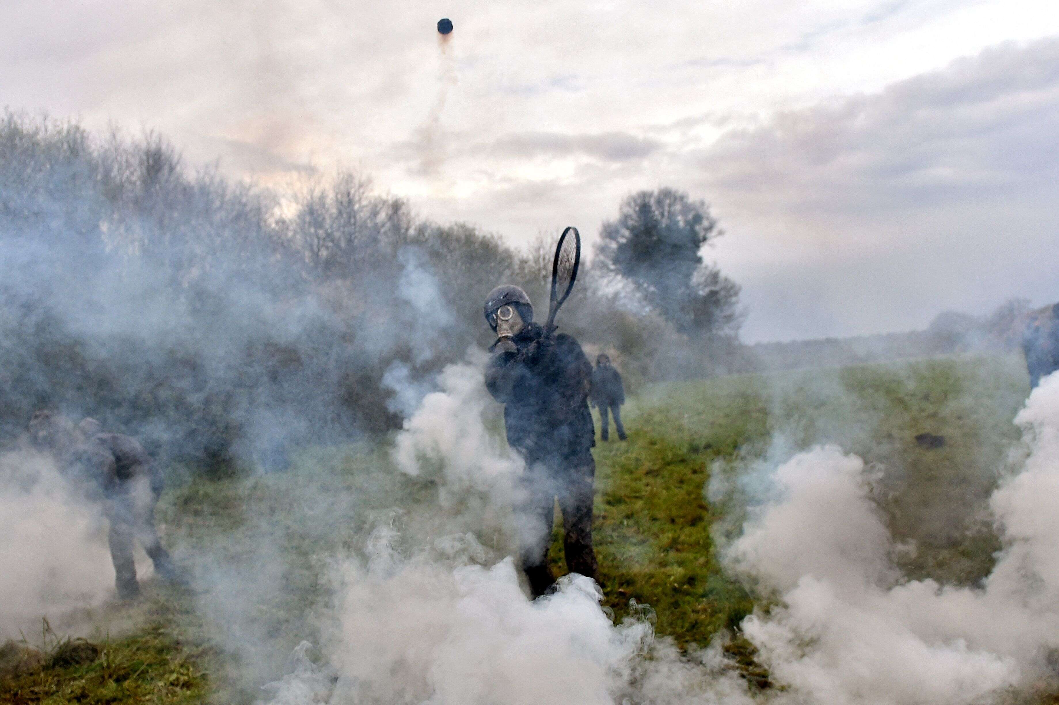 10 avril - Un manifestant utilisant une raquette de tennis pour lancer une cartouche de gaz lacrymogène à destination des forces anti-émeute lors d'affrontements pendant une opération policière visant à détruire la ZAD de Notre-Dame-des-Landes dans l'ouest de Nantes.