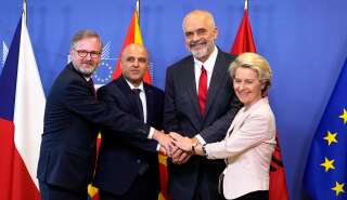 La présidente de la Commission européenne Ursula von der Leyen, le Premier ministre albanais Edi Rama, le Premier ministre de la Macédoine du Nord Dimitar Kovacevski et le Premier ministre de la République tchèque Petr Fiala se serrent la main avant une réunion au siège de l'UE à Bruxelles, mardi 19 juillet.