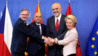 La présidente de la Commission européenne Ursula von der Leyen, le Premier ministre albanais Edi Rama, le Premier ministre de la Macédoine du Nord Dimitar Kovacevski et le Premier ministre de la République tchèque Petr Fiala se serrent la main avant une réunion au siège de l'UE à Bruxelles, mardi 19 juillet.