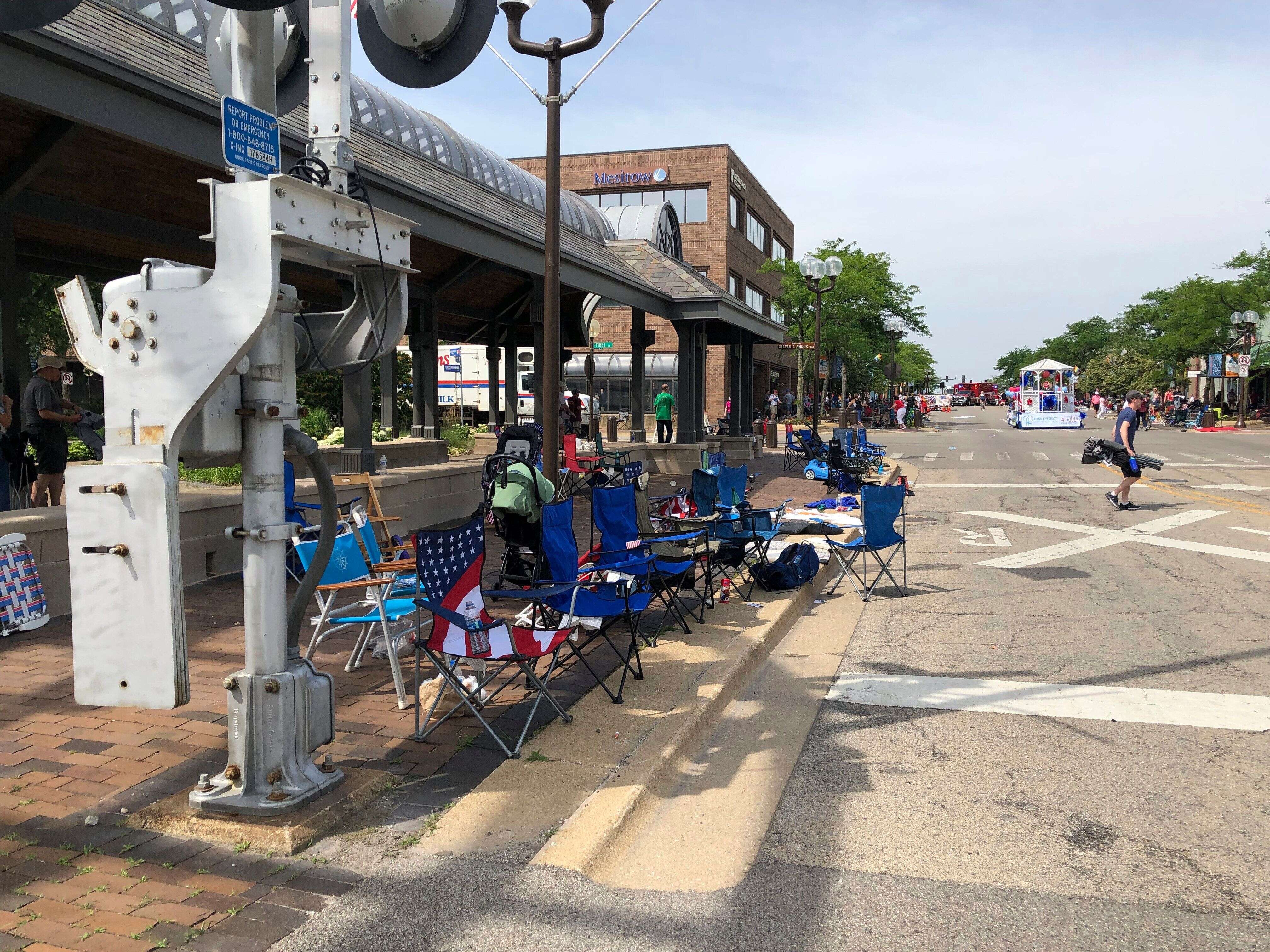 Des chaises vides après la fusillade lors d'un défilé à Highland Park, près de Chicago, le 4 juillet 2022.