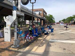 Des chaises vides après la fusillade lors d'un défilé à Highland Park, près de Chicago, le 4 juillet 2022.