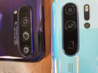 Les appareils photo des Honor 20 Pro (gauche) et Huawei P30 Pro (droite)