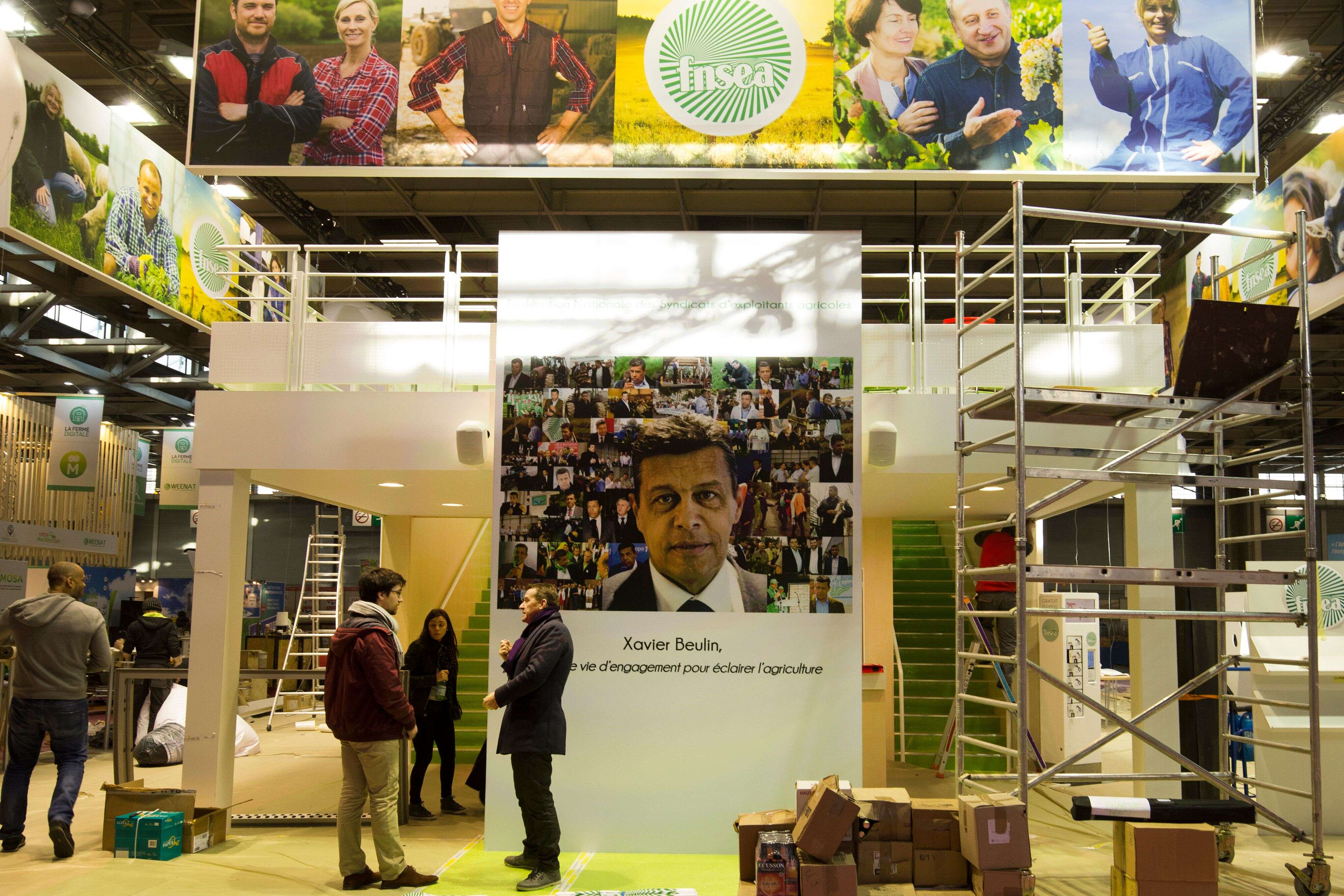 Un portrait de Xavier Beulin est installé devant le stand de la FNSEA au Salon de l'agriculture.