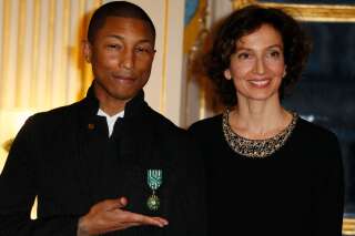 Le chanteur Pharrell Williams et la ministre de la Culture Audrey Azoulay