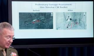 Le lieutenant général McKenzie Jr. montre les images avant/après du dépôt d'armes chimiques de Him Shinshar, près de Homs.