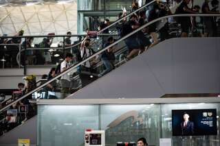 Des contestataires obstruent les allées de l'aéroport de Hong Kong