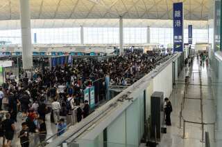 Des contestataires obstruent les allées de l'aéroport de Hong Kong