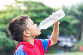 C'est l'eau de la bouteille Vittel Kids, destinée aux enfants, qui contient le plus de microplastiques selon l'enquête d'Agir pour l'environnement.