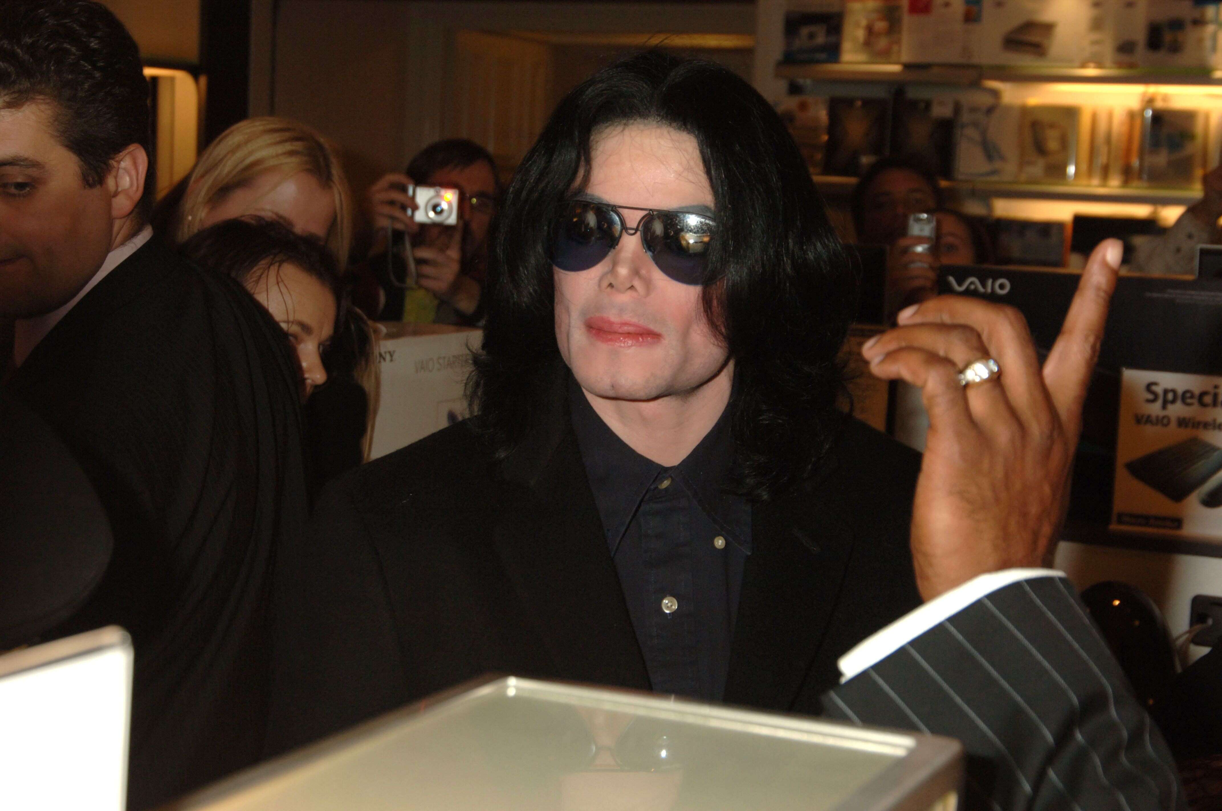Michael Jackson pris en photo le 12 octobre 2005 à Londres.